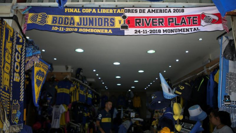 Vista general de una tienda deportiva que promociona en sus artículos la final de la Copa Libertadores 2018, en el barrio de La Boca, en Buenos Aires (Argentina) hoy, viernes 9 de noviembre de 2018. La "final del Siglo", el Superclásico más histórico Vista general de una tienda deportiva que promociona en sus artículos la final de la Copa Libertadores 2018, en el barrio de La Boca, en Buenos Aires (Argentina) hoy, viernes 9 de noviembre de 2018. La "final del Siglo", el Superclásico más histórico