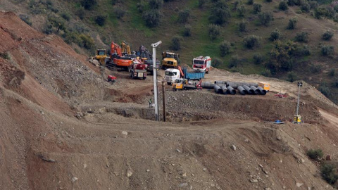 Lugar de trabajo en donde el equipo de rescate intenta sacar a Julen mediante un pozo paralelo. | Daniel Pérez / EFE Lugar de trabajo en donde el equipo de rescate intenta sacar a Julen mediante un pozo paralelo. | Daniel Pérez / EFE