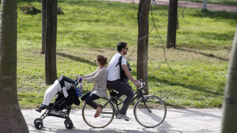 Más de 563.000 contribuyentes han recibido la devolución del IRPF por maternidad y paternidad. EFE Más de 563.000 contribuyentes han recibido la devolución del IRPF por maternidad y paternidad. EFE