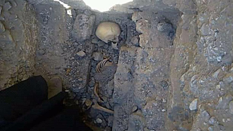 Esqueleto de una niña de 13 años en una pirámide de Egipto. / Ministerio de Antigüedades de Egipto Esqueleto de una niña de 13 años en una pirámide de Egipto. / Ministerio de Antigüedades de Egipto