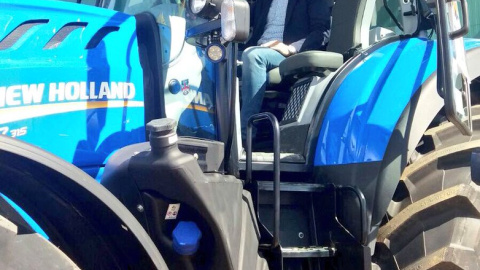 El líder del PP, Pablo Casado, subido a un tractor en una imagen de archivo. | Twitter El líder del PP, Pablo Casado, subido a un tractor en una imagen de archivo. | Twitter