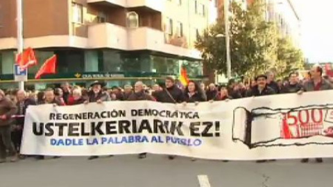 Miles de personas protestan en las calles de Pamplona contra la corrupción Miles de personas protestan en las calles de Pamplona contra la corrupción