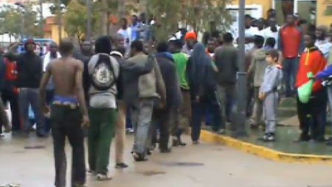 Llegan a Melilla un centenar de inmigrantes tras un nuevo asalto a la valla Llegan a Melilla un centenar de inmigrantes tras un nuevo asalto a la valla
