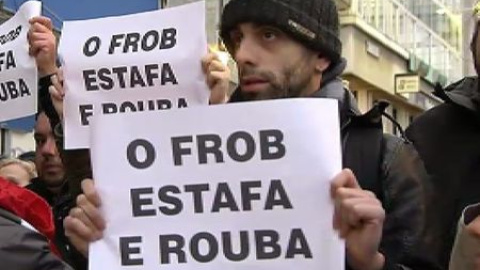 Protestas de afectados por las preferentes contra el director del FROB en A Coruña Protestas de afectados por las preferentes contra el director del FROB en A Coruña