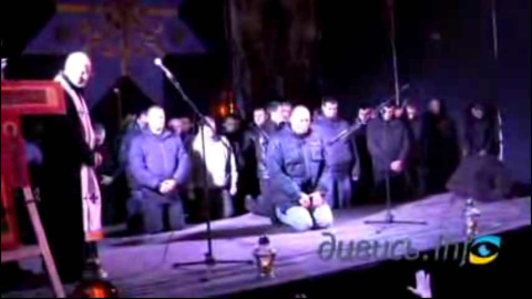 La Policía ucraniana pide perdón de rodillas por la represión La Policía ucraniana pide perdón de rodillas por la represión