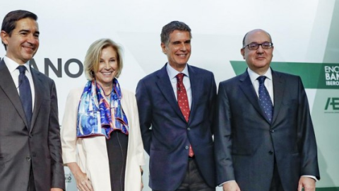 El president de la patronal ed la banca AEB, José María Roldán (der), amb els consellers delegats del Banc Sabadell, Jaume Guardiola, Bakinter, María Dolores Dancausa, i de BBVA, Carlos Torres. EFE/Emilio Naranjo El president de la patronal ed la banca AEB, José María Roldán (der), amb els consellers delegats del Banc Sabadell, Jaume Guardiola, Bakinter, María Dolores Dancausa, i de BBVA, Carlos Torres. EFE/Emilio Naranjo