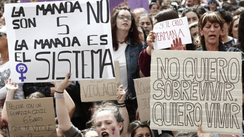 Cientos de personas se concentraron frente al Palacio de Justicia de Navarra en protesta por la sentencia de la Audiencia Provincial que condena a los cinco acusados de la Manada por abusos sexuales | EFE Cientos de personas se concentraron frente al Palacio de Justicia de Navarra en protesta por la sentencia de la Audiencia Provincial que condena a los cinco acusados de la Manada por abusos sexuales | EFE
