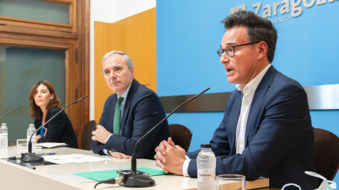 El alcalde de Zaragoza, Jorge Azcón (PP), flanqueado por sus concejales de Urbanismo, Víctor Serrano (Cs), y de Movilidad, Natalia Chueca (PP). El alcalde de Zaragoza, Jorge Azcón (PP), flanqueado por sus concejales de Urbanismo, Víctor Serrano (Cs), y de Movilidad, Natalia Chueca (PP).