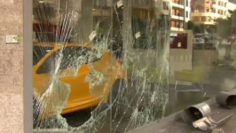 Los radicales destrozan el mobiliario urbano Los radicales destrozan el mobiliario urbano