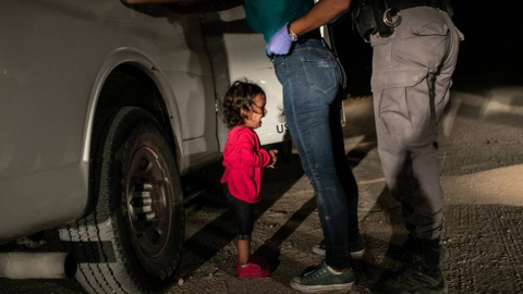 La niña Yana, de Honduras, llora mientras su madre, Sandra Sánchez, es cacheada por un policía estadounidense en la frontera en Texas./ JOHN MOORE (GETTY IMAGES) La niña Yana, de Honduras, llora mientras su madre, Sandra Sánchez, es cacheada por un policía estadounidense en la frontera en Texas./ JOHN MOORE (GETTY IMAGES)