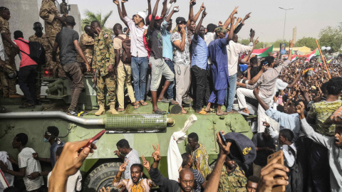 11/04/2019 - Los manifestantes sudaneses en pie sobre un vehículo militar blindado del ejército, tras el anuncio de renuncia de al-Bashir, 11 de abril de 2019 | AFP 11/04/2019 - Los manifestantes sudaneses en pie sobre un vehículo militar blindado del ejército, tras el anuncio de renuncia de al-Bashir, 11 de abril de 2019 | AFP