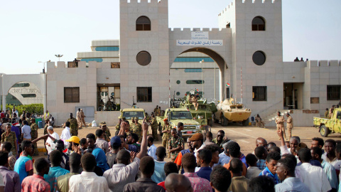12/04/2019 - Los manifestantes protestan contra el anuncio del ejército de que al-Bashir será reemplazado por un consejo de transición dirigido por militares frente al Ministerio de Defensa en Jartum | REUTERS 12/04/2019 - Los manifestantes protestan contra el anuncio del ejército de que al-Bashir será reemplazado por un consejo de transición dirigido por militares frente al Ministerio de Defensa en Jartum | REUTERS