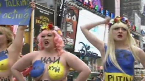 Femen se viste de Ucrania para pedir ayuda a EEUU Femen se viste de Ucrania para pedir ayuda a EEUU
