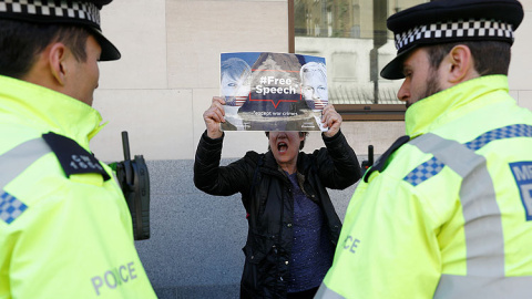 Manifestante en apoyo a Julian Assange en los alrededores de la Corte de Magistrados de Westminster en Londres. REUTERS/Peter Nicholls Manifestante en apoyo a Julian Assange en los alrededores de la Corte de Magistrados de Westminster en Londres. REUTERS/Peter Nicholls