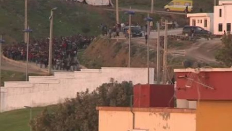 Más de 1.000 inmigrantes intentan sin éxito entrar en Ceuta Más de 1.000 inmigrantes intentan sin éxito entrar en Ceuta