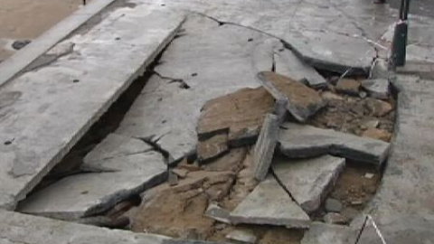 El fuerte temporal arrasa el malecón de Zarautz El fuerte temporal arrasa el malecón de Zarautz