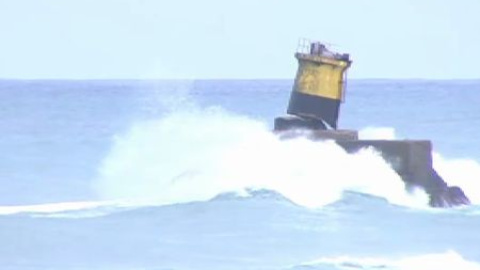 La fuerza del mar parte el faro de Burela La fuerza del mar parte el faro de Burela