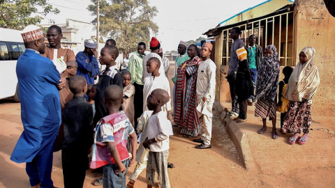 Varios votantes esperan ante un colegio electoral en Daura, Nigeria. / EFE Varios votantes esperan ante un colegio electoral en Daura, Nigeria. / EFE