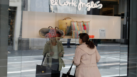 Una mujer mira el escaparate de una tienda de El Corte Inglés, en la calle Preciados de Madrid. REUTERS/Paul Hanna Una mujer mira el escaparate de una tienda de El Corte Inglés, en la calle Preciados de Madrid. REUTERS/Paul Hanna