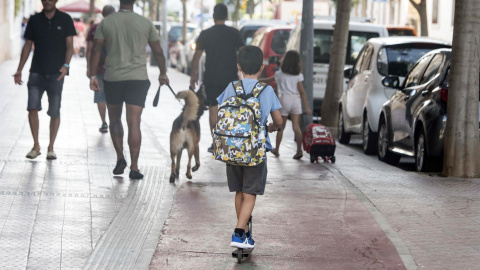 Un alumno se dirige al colegio CPI Maria Lluïsa Serra de Mahón, Menorca Un alumno se dirige al colegio CPI Maria Lluïsa Serra de Mahón, Menorca