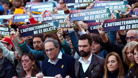 El presidente de la Generalitat Quim Torra, junto al presidente del Parlament Roger Torrent, y la hermana de Carles Puigdemont, Montserrat Puigdemont, en la cabecera de la manifestación. EFE/Alejandro García El presidente de la Generalitat Quim Torra, junto al presidente del Parlament Roger Torrent, y la hermana de Carles Puigdemont, Montserrat Puigdemont, en la cabecera de la manifestación. EFE/Alejandro García
