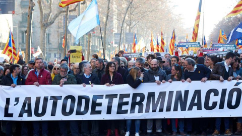 Elsa Artadi conversa con el presidente de la Generalitat Quim Torra en la cabecera de la manifestación. EFE/Alejandro García
