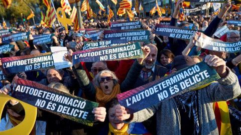 Pancartas de la manifestación convocada por ANC y Òmnium Cultural. EFE/Alejandro García