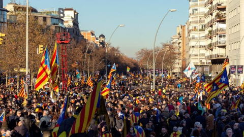 Manifestantes en la concentración convocada por ANC y Òmnium Cultural. EFE/ Enric Fontcuberta