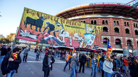 Manifestantes con pancartas. EFE/ Enric Fontcuberta