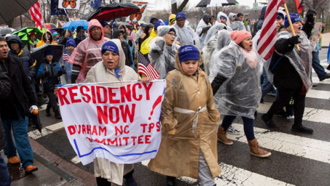 Protesta ante la Casa Blanca de residentes acogidos a un régimen de protección para reclamar su permanencia en Estados Unidos. / EFE Protesta ante la Casa Blanca de residentes acogidos a un régimen de protección para reclamar su permanencia en Estados Unidos. / EFE
