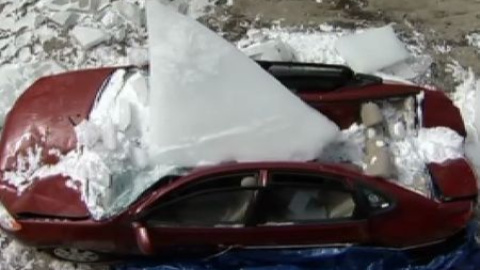 Un bloque de hielo aplasta un coche en Connecticut Un bloque de hielo aplasta un coche en Connecticut