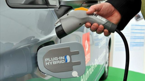 El Gobierno multara con 30 millones a las gasolineras que no se reconviertan en 'electrolineras' | EFE El Gobierno multara con 30 millones a las gasolineras que no se reconviertan en 'electrolineras' | EFE