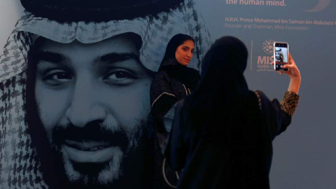 Dos mujeres se fotografían en Riad delante de un cartel gigante con la imagen del príncipe heredero de Arabia Saudí, Mohamed Bin Salman. (FAISAL AL NASSER | REUTERS) Dos mujeres se fotografían en Riad delante de un cartel gigante con la imagen del príncipe heredero de Arabia Saudí, Mohamed Bin Salman. (FAISAL AL NASSER | REUTERS)