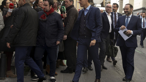 El presidente del Gobierno y secretario general del PSOE, Pedro Sánchez (c), y el secretario de Área del partido y ministro de Fomento, José Luis Ábalos (d), a su llegada a la reunión de la Ejecutiva Federal de la formación. EFE/Ballesteros El presidente del Gobierno y secretario general del PSOE, Pedro Sánchez (c), y el secretario de Área del partido y ministro de Fomento, José Luis Ábalos (d), a su llegada a la reunión de la Ejecutiva Federal de la formación. EFE/Ballesteros
