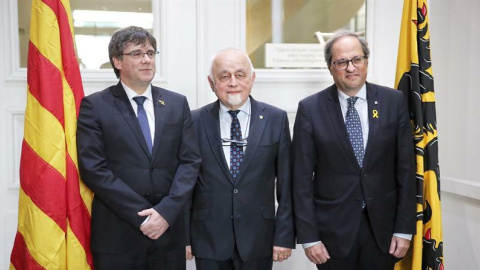 El president de la Generalitat de Catalunya, Quim Torra (d), l'expresident català Carles Puigdemont (i) i el president del Parlament de Flandes, Jan Peumans (c), davant les càmeres moments abans de la reunió celebrada aquest dilluns a la seu d'aquest o El president de la Generalitat de Catalunya, Quim Torra (d), l'expresident català Carles Puigdemont (i) i el president del Parlament de Flandes, Jan Peumans (c), davant les càmeres moments abans de la reunió celebrada aquest dilluns a la seu d'aquest o