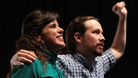 La candidata de Adelante Andalucía a la Presidencia de la Junta, Teresa Rodríguez, junto al secretario general de Podemos, Pablo Iglesias, en el acto ‘La mitad del camino hacia un nuevo país’, que ha tenido lugar en Sevilla. EFE/Raúl Caro