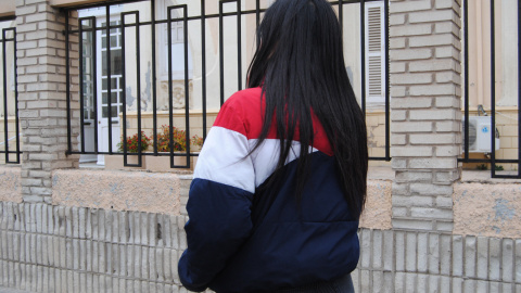 Naima, de 17 años, en las afueras del centro de acogida Gota de Leche, donde vive con su hermana.- IRENE QUIRANTE