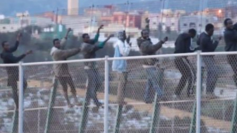 400 inmigrantes intentan saltar por la valla de Melilla 400 inmigrantes intentan saltar por la valla de Melilla
