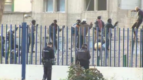 Unos 800 inmigrantes intentan saltar la valla fronteriza de Melilla Unos 800 inmigrantes intentan saltar la valla fronteriza de Melilla