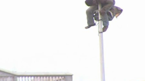 Un inmigrante se encarama siete horas en lo alto de una farola en Melilla Un inmigrante se encarama siete horas en lo alto de una farola en Melilla