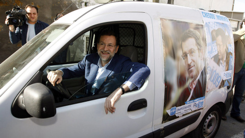 8/8/22Mariano Rajoy al volante de una furgoneta de la campaña electoral de Alberto Núñez Feijóo en las elecciones autonómicas de 2009, las primeras que ganó