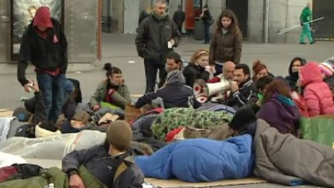 La policía desaloja a un grupo de acampados en Sol La policía desaloja a un grupo de acampados en Sol