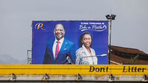 Cartel electoral de los candidatos del partido Azimio la Umoja (Aspiración a la Unidad) Raila Odinga y Martha Karua, en la localidad de portuaria Kisumu (Kenia). REUTERS/Baz Ratner Cartel electoral de los candidatos del partido Azimio la Umoja (Aspiración a la Unidad) Raila Odinga y Martha Karua, en la localidad de portuaria Kisumu (Kenia). REUTERS/Baz Ratner