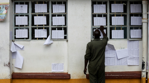 Un hombnre consulta el censo electoral en un colegio electoral en la localidad de Eldoret (kenia). REUTERS/Baz Ratner Un hombnre consulta el censo electoral en un colegio electoral en la localidad de Eldoret (kenia). REUTERS/Baz Ratner