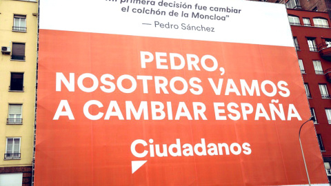 La lona que Ciudadanos ha colgado en la fachada un edificio de Avenida de América contra Pedro Sánchez. | Ciudadanos La lona que Ciudadanos ha colgado en la fachada un edificio de Avenida de América contra Pedro Sánchez. | Ciudadanos