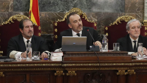 La presidencia del tribunal que juzga en el Supremo a los dirigentes del procés: Andrés Martínez Arrieta, Manuel Marchena y Juan Ramón Berdugo. EFE/J.J.Guillén La presidencia del tribunal que juzga en el Supremo a los dirigentes del procés: Andrés Martínez Arrieta, Manuel Marchena y Juan Ramón Berdugo. EFE/J.J.Guillén