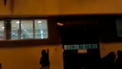 Jóvenes de Arran arrojan pintura a la fachada de la Policía Nacional de Terrasa. Jóvenes de Arran arrojan pintura a la fachada de la Policía Nacional de Terrasa.