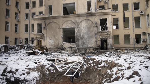 Un cráter de proyectil fuera de un edificio dañado después de un bombardeo en Kharkiv, Ucrania, 13 de marzo de 2022 (publicado el 14 de marzo de 2022).- EFE Un cráter de proyectil fuera de un edificio dañado después de un bombardeo en Kharkiv, Ucrania, 13 de marzo de 2022 (publicado el 14 de marzo de 2022).- EFE