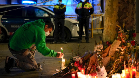 Flores y velas en memoria por las personas fallecidas en el incendio ocurrido en un local ocupado en la Plaza Tetuan de Barcelona. EFE/Enric Fontcuberta. Flores y velas en memoria por las personas fallecidas en el incendio ocurrido en un local ocupado en la Plaza Tetuan de Barcelona. EFE/Enric Fontcuberta.