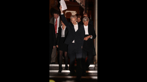 Assange se dirige a los medios de comunicación en las escaleras del Tribunal Superior en el centro de Londres tras el pago de una fianza. - PETER MACDIARMID / AFP